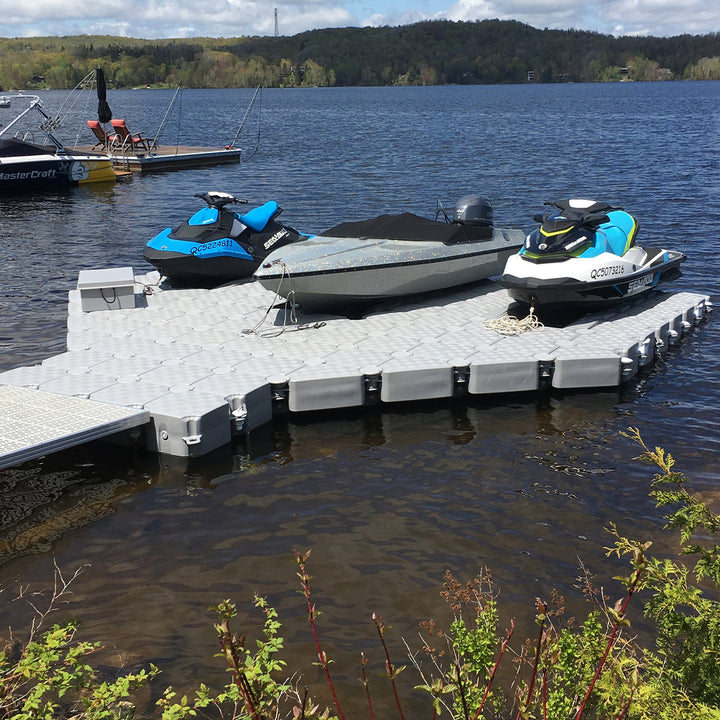 JetSlide by Candock - High-density polyethylene ramp for Jet Ski. Prevents hull damage from marine growth, easy maintenance, and flexible use. Dimensions: 288 cm length, 96 cm width, 38 cm height.